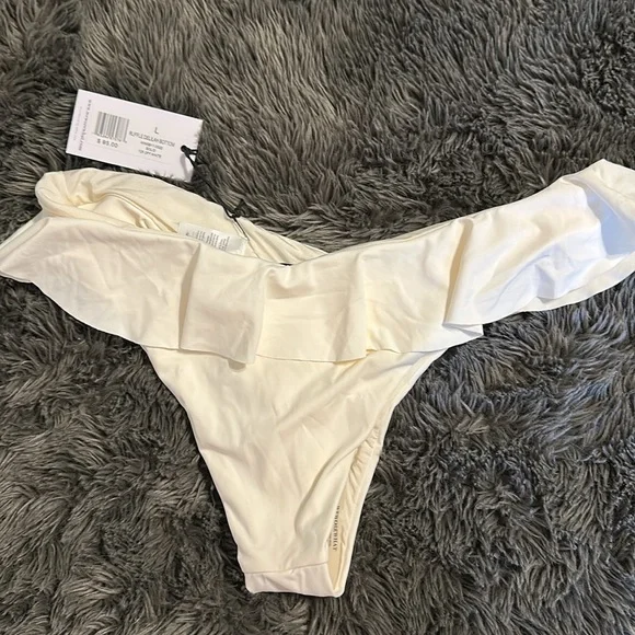 WeWoreWhat Ruffle Bikini Set - Picture 7 of 11